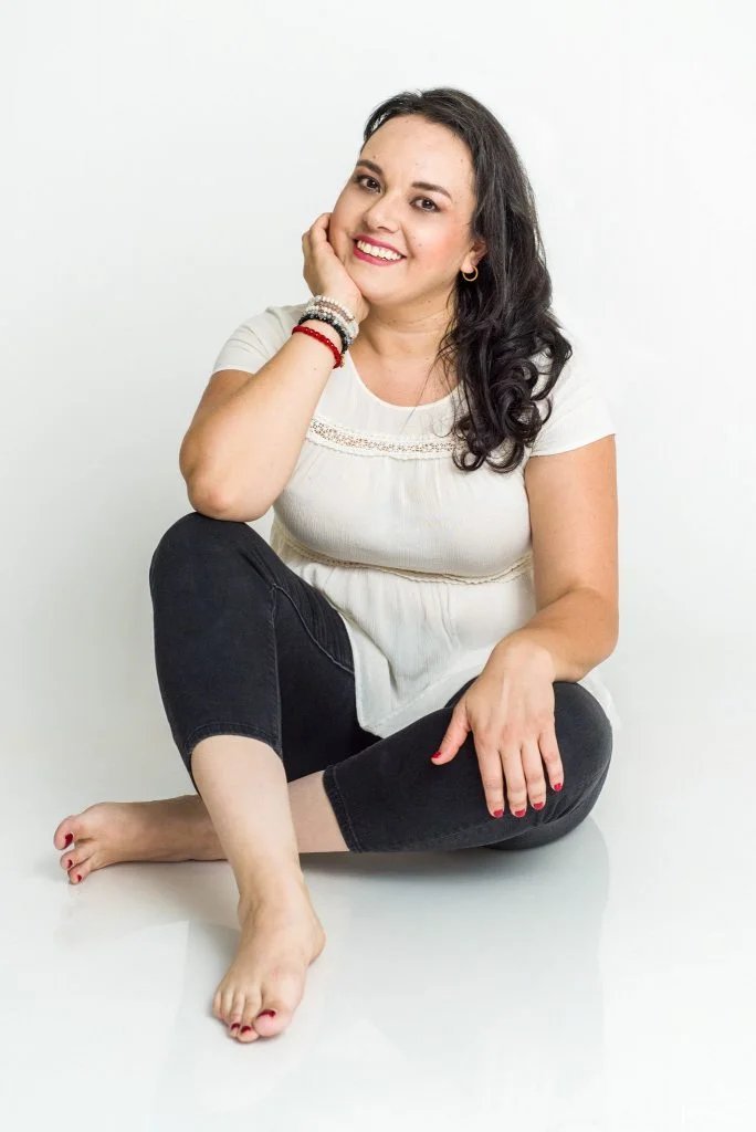 Psic. Belinda Hernández Laveaga sentada sonriendo