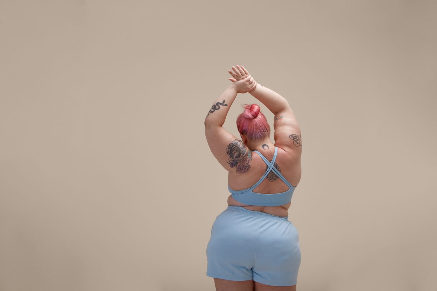 Mujer con los brazos en alto