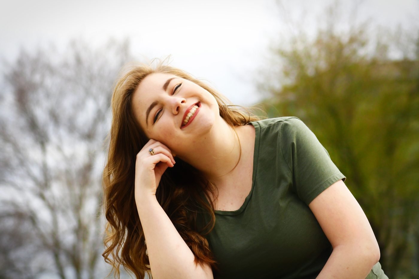 Mujer sonriendo con los ojos cerrados